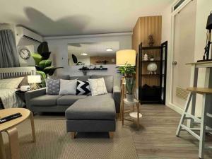 Modern Stay في مانيلا: غرفة معيشة بها أريكة وغرفة معيشة بها