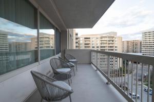 een balkon met stoelen en ramen in een gebouw bij Luxury Living at Crystal City's Condo in Arlington