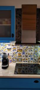a kitchen counter with a counter top with a counter top with a counter sidx sidx at A Casa do Castelo in Estremoz