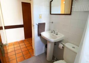 Un baño con lavabo, inodoro y espejo. en Robles Federacion, en Federación