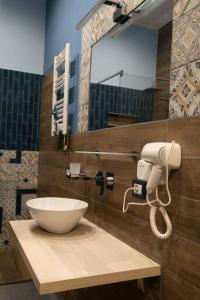 ein Badezimmer mit einem Waschbecken und einer Schüssel auf der Theke in der Unterkunft Le Terrazze sul Vesuvio in Neapel