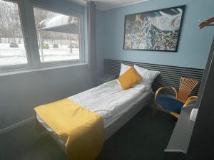にあるLynge kro & Hotelの小さなベッドルーム(ベッド1台、窓付)