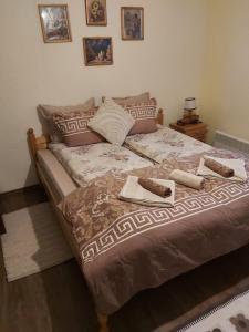 uma cama com duas toalhas num quarto em Къща за гости в селска местност em Petrich