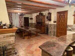 Una cocina grande con una mesa y una encimera. en La casa de Serafín y Manoli, en Nestares 86 fotos más