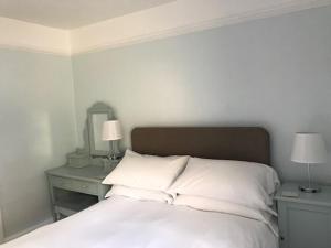 Łóżko lub łóżka w pokoju w obiekcie Lawrenny Lodge