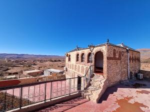 an old building in the desert with a blue sky at Auberge Restaurant Telouet in Telouet