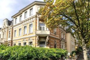 un gran edificio de ladrillo con un cartel. en Hotel Mozart Bonn en Bonn