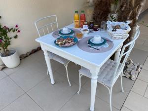 een witte tafel met borden voedsel erop bij B&B Nathalie in Quartino