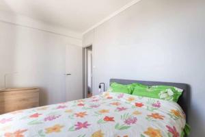 ein Schlafzimmer mit einem Bett mit einer bunten Bettdecke in der Unterkunft Appart Plein Soleil Seine Paris 5ème Jardin Plantes in Paris