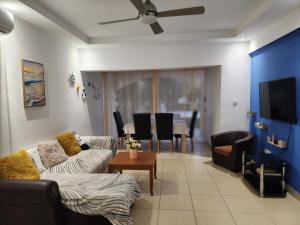 TV a/nebo společenská místnost v ubytování Seaside Private garden terrace BBQ and pool