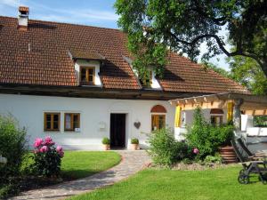 ein weißes Haus mit rotem Dach in der Unterkunft Vitalhof Roithinger in Grieskirchen