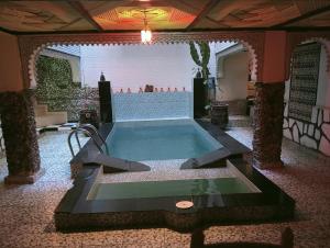 A piscina em ou perto de Riad Salma Restaurant Spa