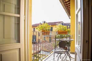 a balcony with a table and chairs on a balcony at Residenza d'Epoca Relais I Miracoli in Pisa