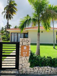 een bord voor een huis met een palmboom bij Casa MB1, Los Cabos Residential in Cabrera