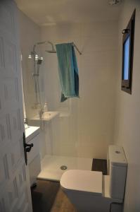 een witte badkamer met een toilet en een wastafel bij Nerja with view in Nerja