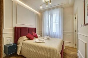 1 dormitorio con 1 cama con 2 toallas en Art Apartment Luxury Ponte Vecchio Suite, en Florencia