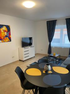 ein Wohnzimmer mit einem Tisch und einem Sofa in der Unterkunft SEOS in Graz