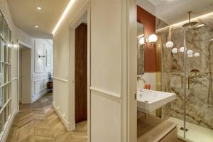 y baño con lavabo y espejo. en Art Apartment Luxury Ponte Vecchio Suite, en Florencia