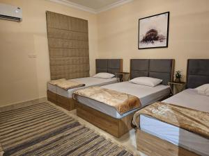 a room with two beds in a room at شقة جود طيبة الفندقية Jood Taibah Luxury Apartment in Al Madinah