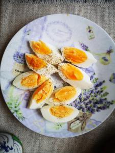 talerz z kawałkami jajek na nim w obiekcie PENSIUNEA Bori w mieście Gura Humorului