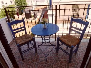 - Balcón con mesa azul y 2 sillas en Pansion Pandora, en Skiathos