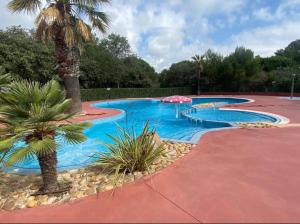 Bazén v ubytovaní Le cap d Agde Chalet les pescalunes - vue mer alebo v jeho blízkosti