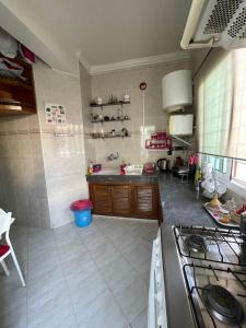uma cozinha com um lavatório e um fogão em Calm apartment with a comfy queen bed in Fez 4th floor em Fez