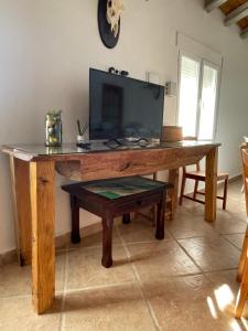 ein Holzschreibtisch mit einem Fernseher darauf in der Unterkunft CORTIJO EL PRADO ll in Castril