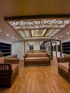 Grand Villa Houseboat的休息区