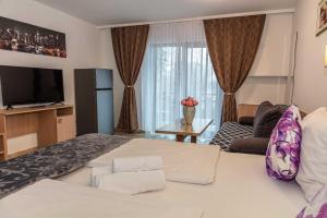 a bedroom with a large bed and a living room at Apparthotel Alte Innbrücke-24Std-Self-Check In in Neuhaus am Inn