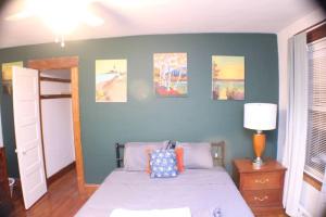 1 dormitorio con 1 cama y pinturas en la pared en South End Serenity 3, en Hartford