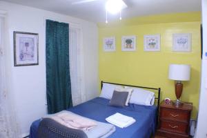 Un dormitorio con una cama azul y una ventana en South End Serenity 3, en Hartford