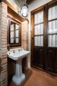 een badkamer met een witte wastafel en een raam bij Casa del Agüelo in Cella