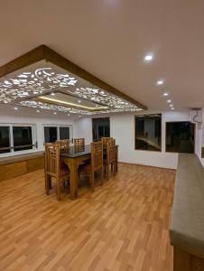 - une salle à manger avec une table et des chaises dans l'établissement Grand Villa Houseboat, à Kumarakom