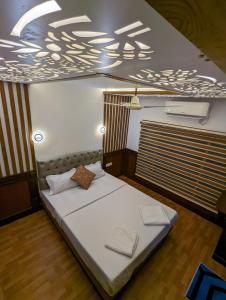 Grand Villa Houseboat客房内的一张或多张床位
