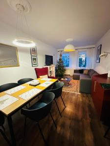 a living room with a table and chairs and a couch at Apartament Zdrój Lądek in Lądek-Zdrój