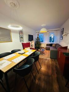 Televízia a/alebo spoločenská miestnosť v ubytovaní Apartament Zdrój Lądek