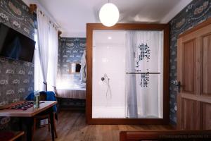 Un baño con ducha con puerta de cristal. en Pr'Gavedarjo Eco Heritage B&B, en Kranjska Gora