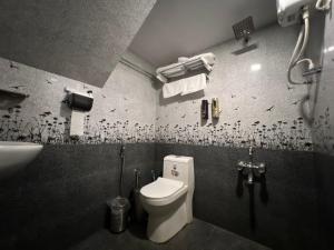 a bathroom with a toilet and a sink at Happy Villa Homestay in Chelakara +15 photos
