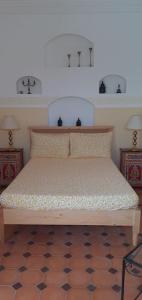 Llit o llits en una habitació de Jolie propriété de campagne calme et spacieuse