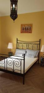 1 dormitorio con 1 cama, 2 lámparas y lámpara de araña en Jolie propriété de campagne calme et spacieuse 