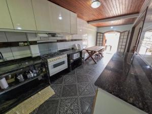 Kuchyň nebo kuchyňský kout v ubytování Casa espaçosa em Matinhos + 4 fotografie