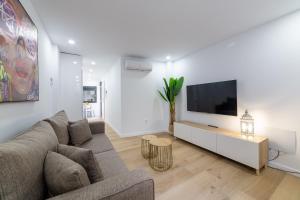 a living room with a couch and a flat screen tv at Trendy Homes Lepanto I in Almería