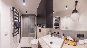 Ένα μπάνιο στο Domki i Glamping Nałęczów - Pod Łysą Górą +56 φωτογραφίες