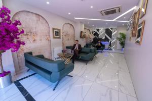 Lobby o reception area sa Meros Hotel