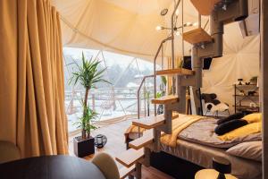 Ένα ή περισσότερα κρεβάτια σε δωμάτιο στο Domki i Glamping Nałęczów - Pod Łysą Górą