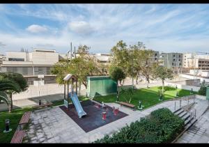 サン・アドリア・デ・ベソスにあるCCIB Forum Deluxe Apartmentの遊び場(滑り台、ベンチ付)