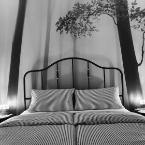Una foto en blanco y negro de una cama en un dormitorio en Luchshuette, en Sankt Andreasberg