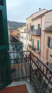 balcone con vista sulla città. di Romeo e Giorgi a Spotorno