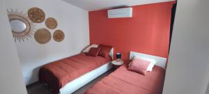 1 dormitorio con paredes rojas y 1 cama. en Charmante maison de plain-pied en Rochefort